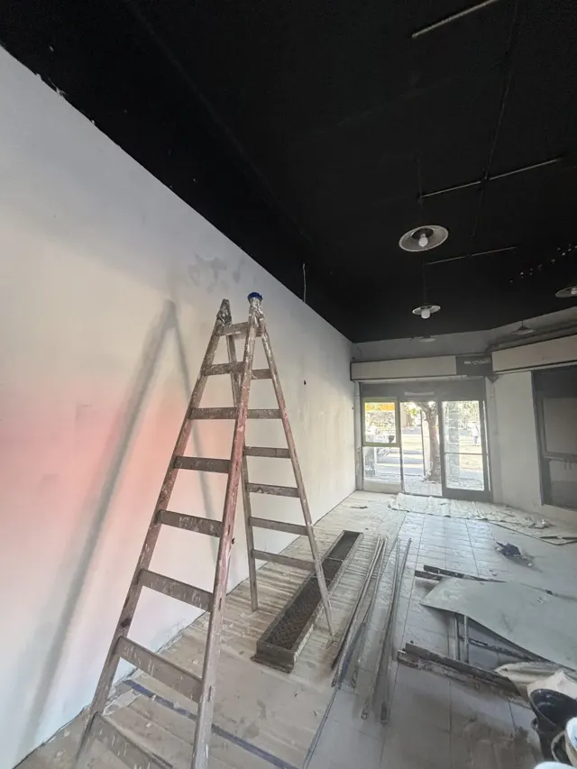 Local en obra con paredes nuevas durante la renovación de la instalación
