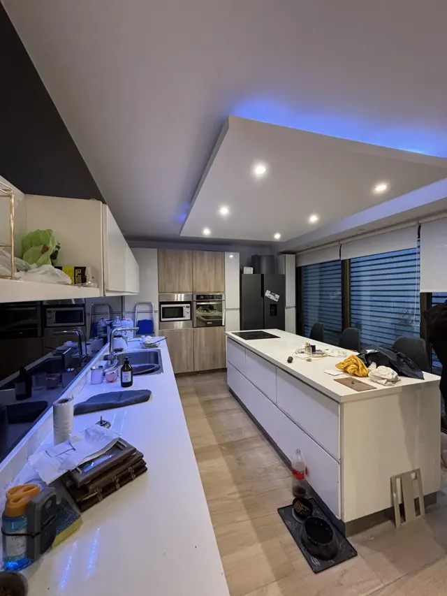Cocina con cielorraso e iluminación LED integrada