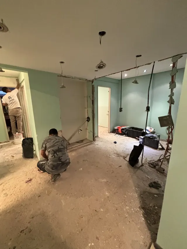Oficina en obra con el cableado nuevo en paredes y techo